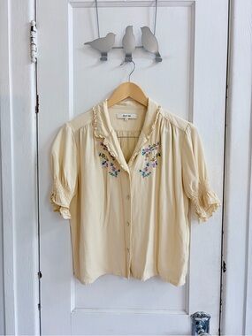 Simple Retro Light Cream Embroidered Short-Sleeve Blouse